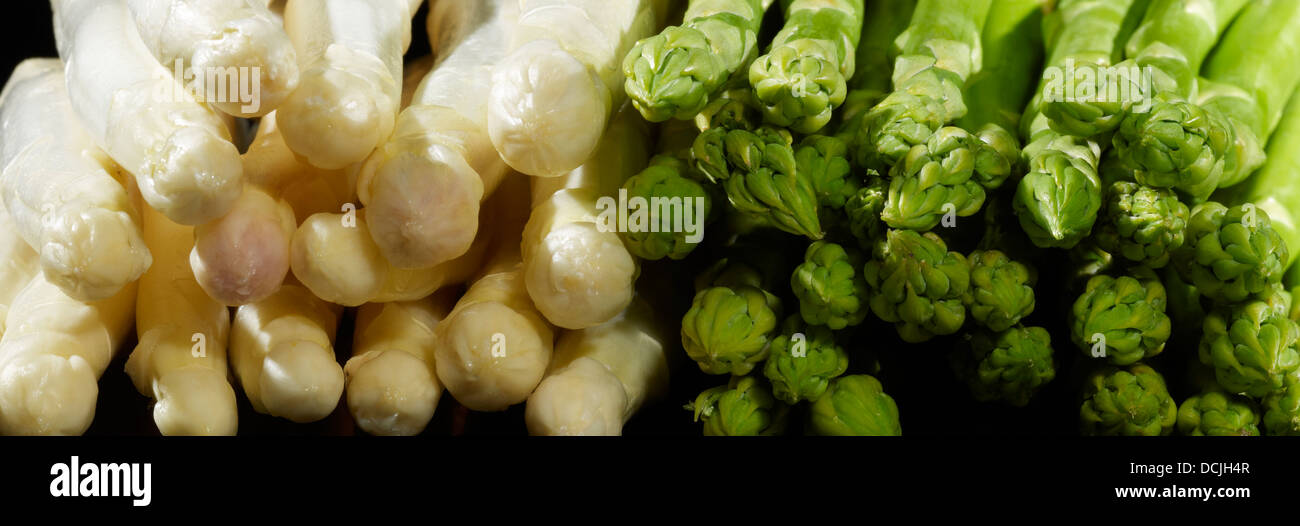 Trauben von weißem und grünem Spargel-Gemüse Stockfoto