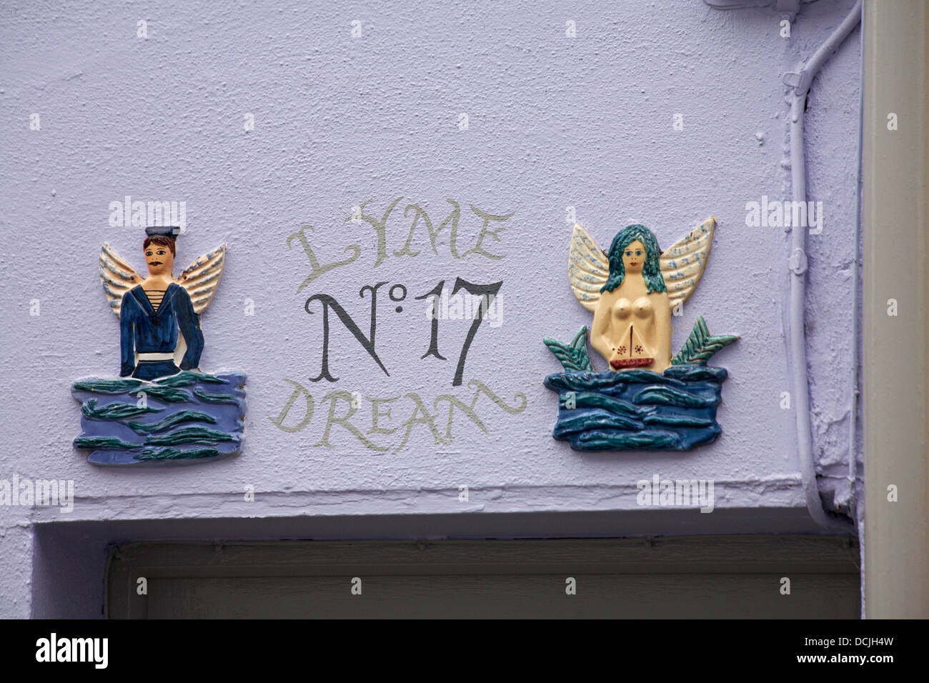 Lyme Dream No 17 Segler und Meerjungfrau mit Flügelschildern über der Tür des violett ummauerten Grundstücks in Lyme Regis, Dorset UK im August Stockfoto