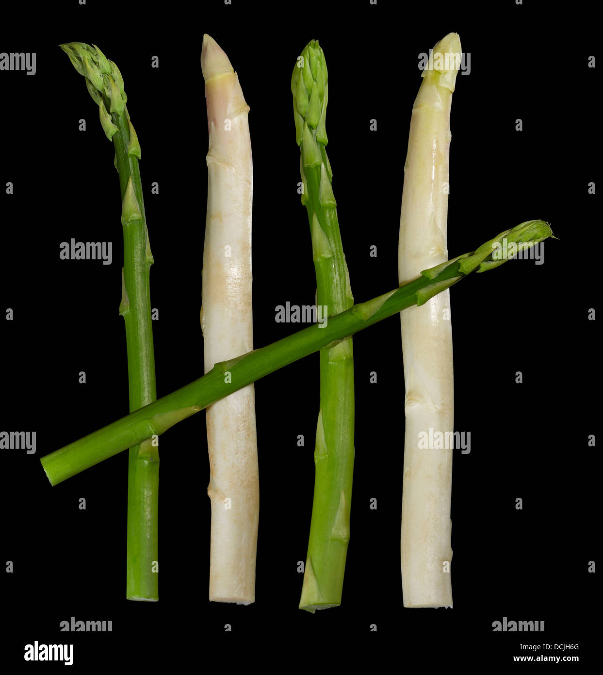 weißen und grünen Spargel Gemüse in Schwarz zurück Stockfoto