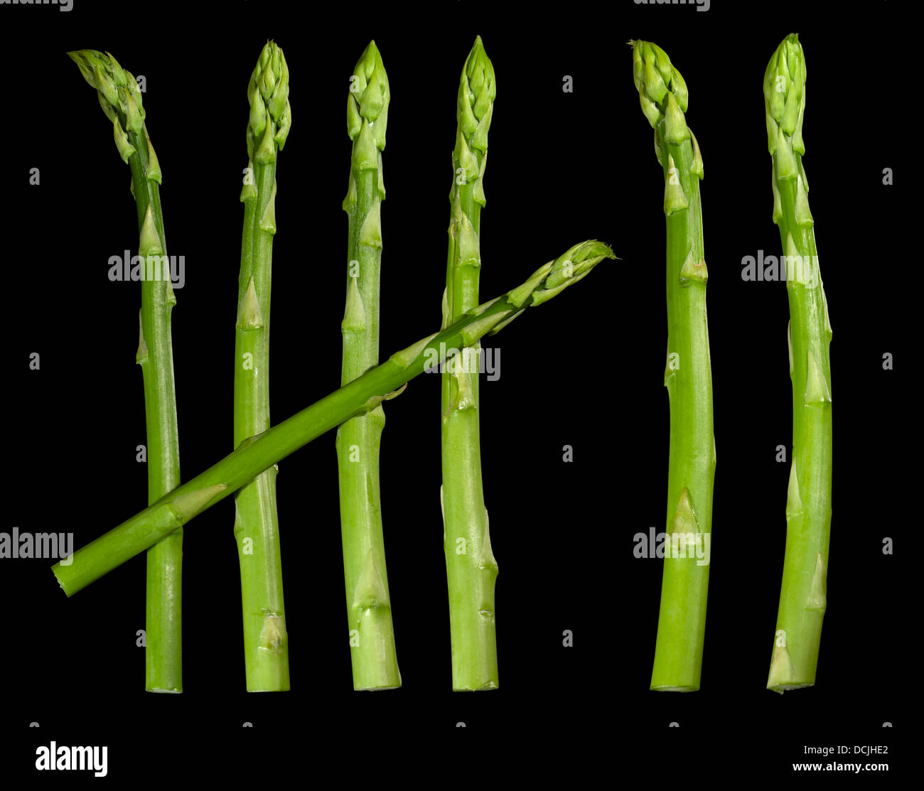 grüner Spargel Gemüse in Schwarz zurück Stockfoto