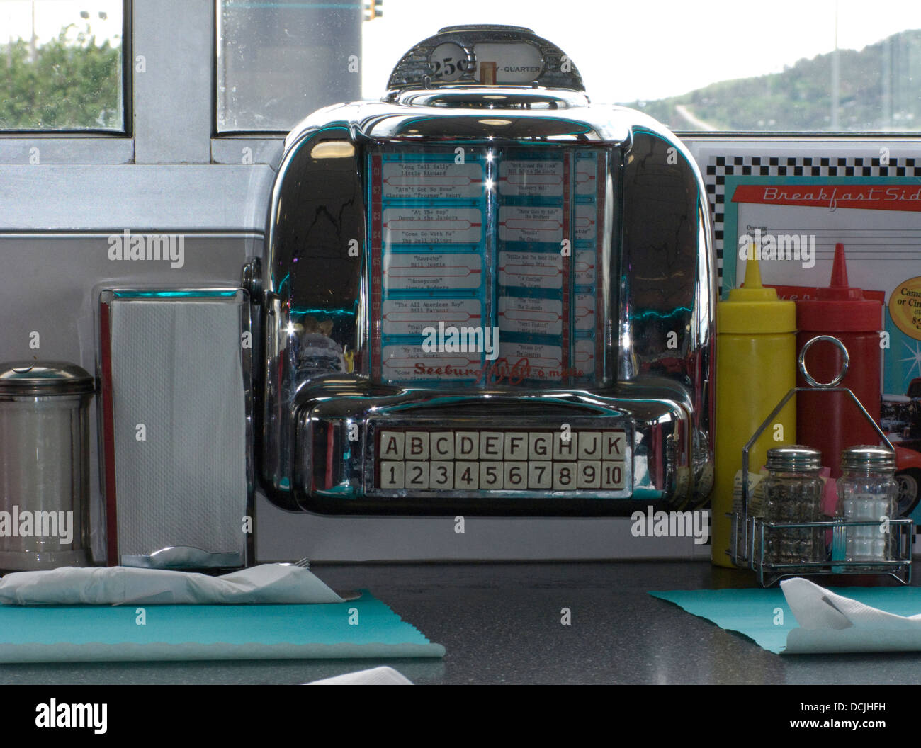 JUKEBOX-SELEKTOR AM TISCH ARNOLDS CLASSIC DINER RAPID CITY, SOUTH DAKOTA USA Stockfoto