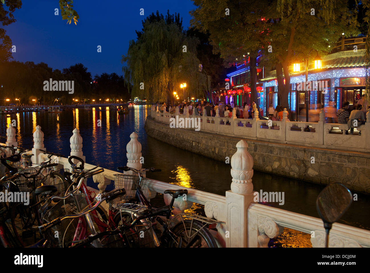 Nachtansicht des Unterhaltungsviertels Houhai See in Peking, China. 2013 Stockfoto