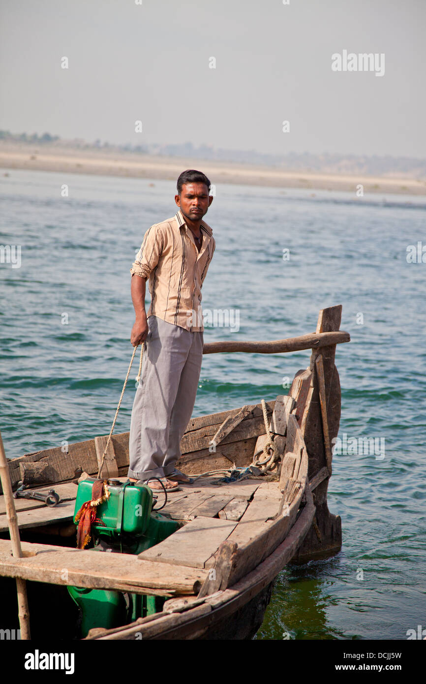 Mann Reiten Boot über Fluss Narmada am Chandod Ghat, Gujarat, Indien Stockfoto