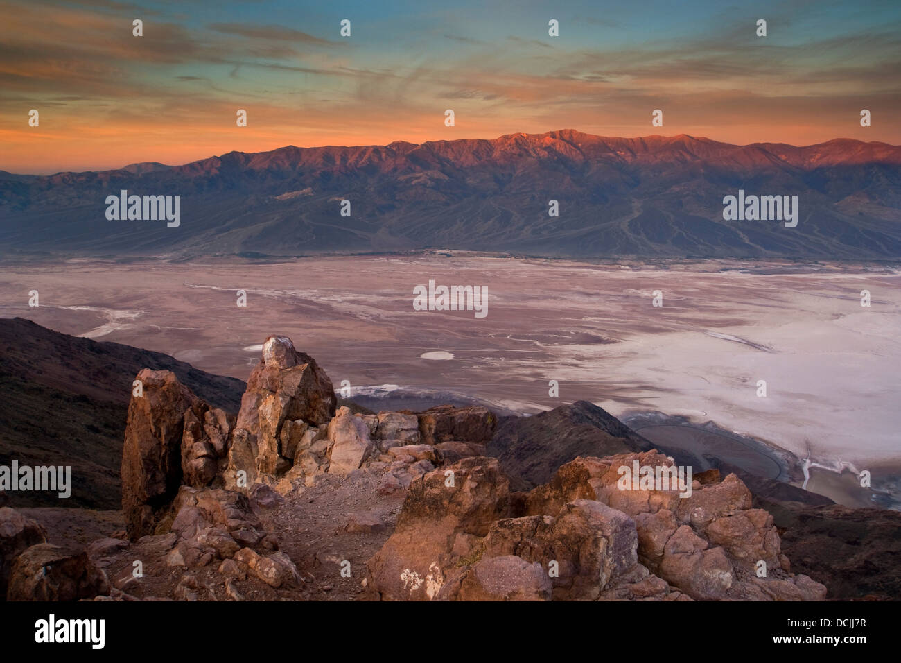 Morgenlicht auf die Panamint Berge über Badwater Basin, aus Dantes View, Death Valley Nationalpark, Kalifornien Stockfoto