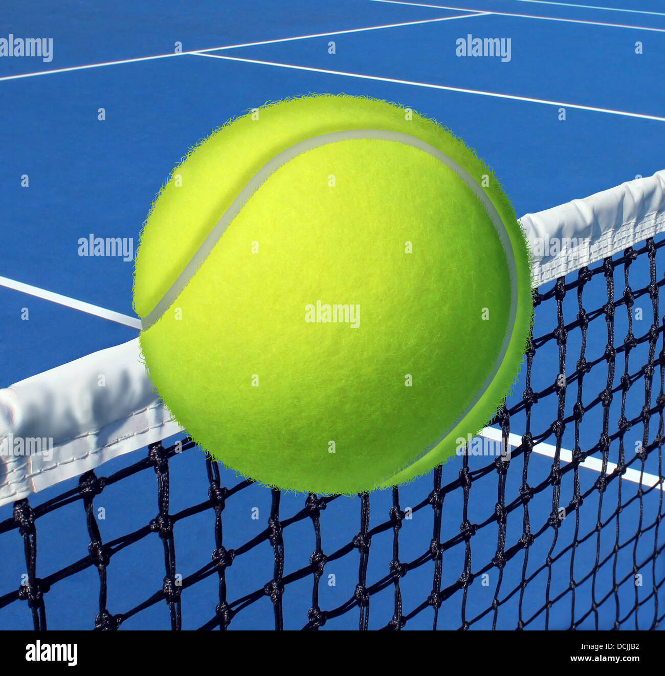 Tennis-Sport-Konzept mit einem Ball fliegt über das Gericht Netto oder als Freizeit Fitness und Bewegung Symbol und Health Care-Ikone für Freizeit trainieren und Fit Lebensweise Netting. Stockfoto