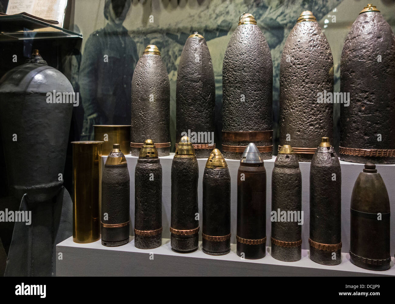 Ersten Weltkrieg Artillerie Munition Granaten und Muscheln in WW1 Memorial Museum Passchendaele ...