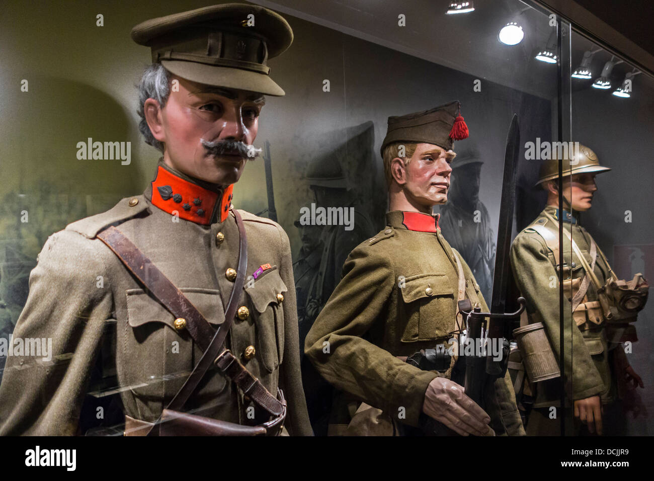 Belgische WW1 Uniformen der erste Weltkrieg Offizier Captain und Soldaten, Memorial Museum Passchendaele 1917, Zonnebeke, Belgien Stockfoto