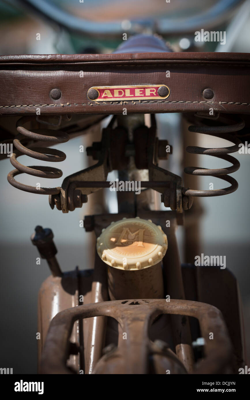 Konzentrieren sich auf den Sattel und Tankdeckel von Motobecane moped der 1950er Jahre über. Stockfoto