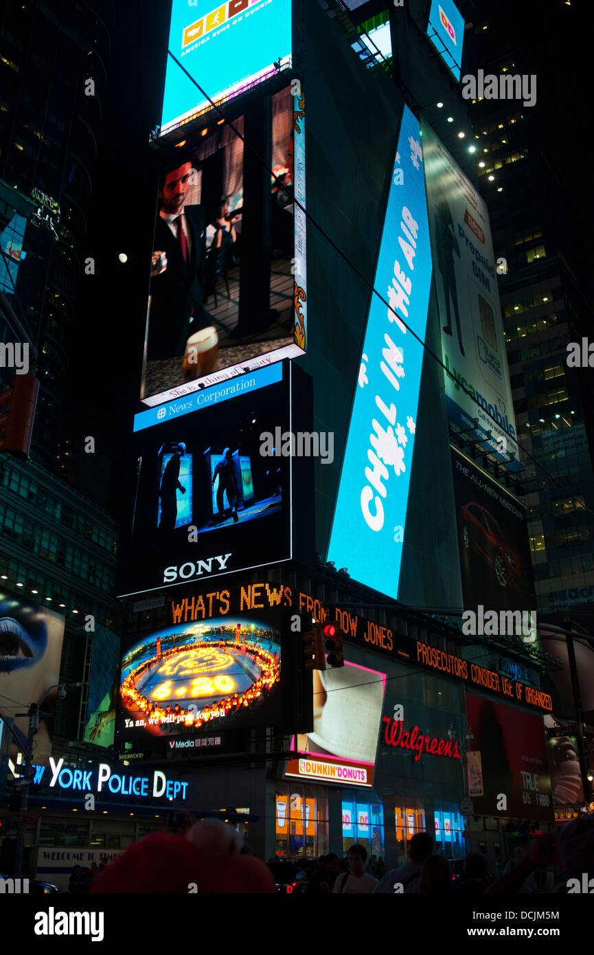 Times Square beleuchteten Plakatwänden bei Nacht New York City Stockfoto