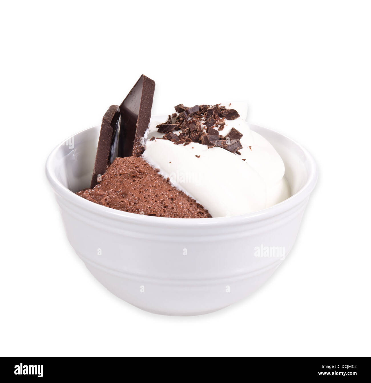 Dunkle Mousse au Chocolat-Dessert mit Schlagsahne in Schüssel weiß auf weiß isoliert Stockfoto