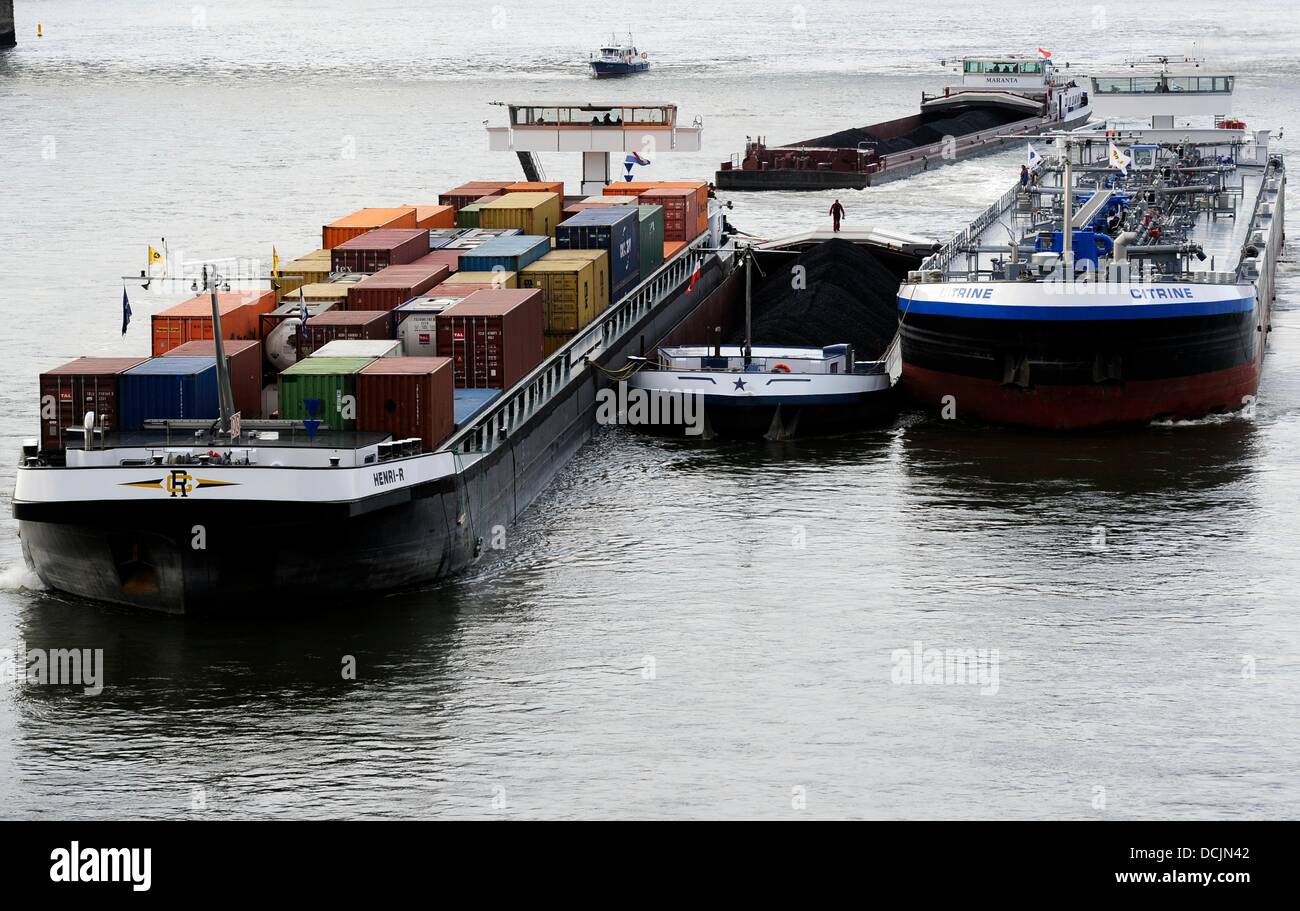 Containerschiff Henri R (L) und Tanker Citrin (R) versuchen, eine niederländische Push-Boot schleppen, die auf Grund auf dem Rhein in Köln, Deutschland, 19. August 2013 lief. Der Unfall geschah nur Stunden nach zwei weitere Schiffe auf Grund lief und an der gleichen Stelle geschleppt werden musste. Foto: MARIUS BECKER Stockfoto