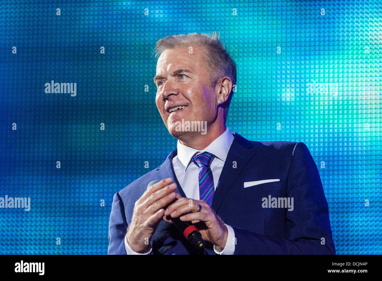 Remenham, Henley-on-Thames, Oxfordshire, Vereinigtes Königreich. 18. August 2013. Sänger MARTIN FRY der englischen new Wave Band ABC führt auf der Bühne auf die 2013 "REWIND - die 80er Jahre-Festival" statt 16-17. / 18. August 2013. Foto © 2013 John Henshall/Alamy Live-Nachrichten. PER0380 Stockfoto
