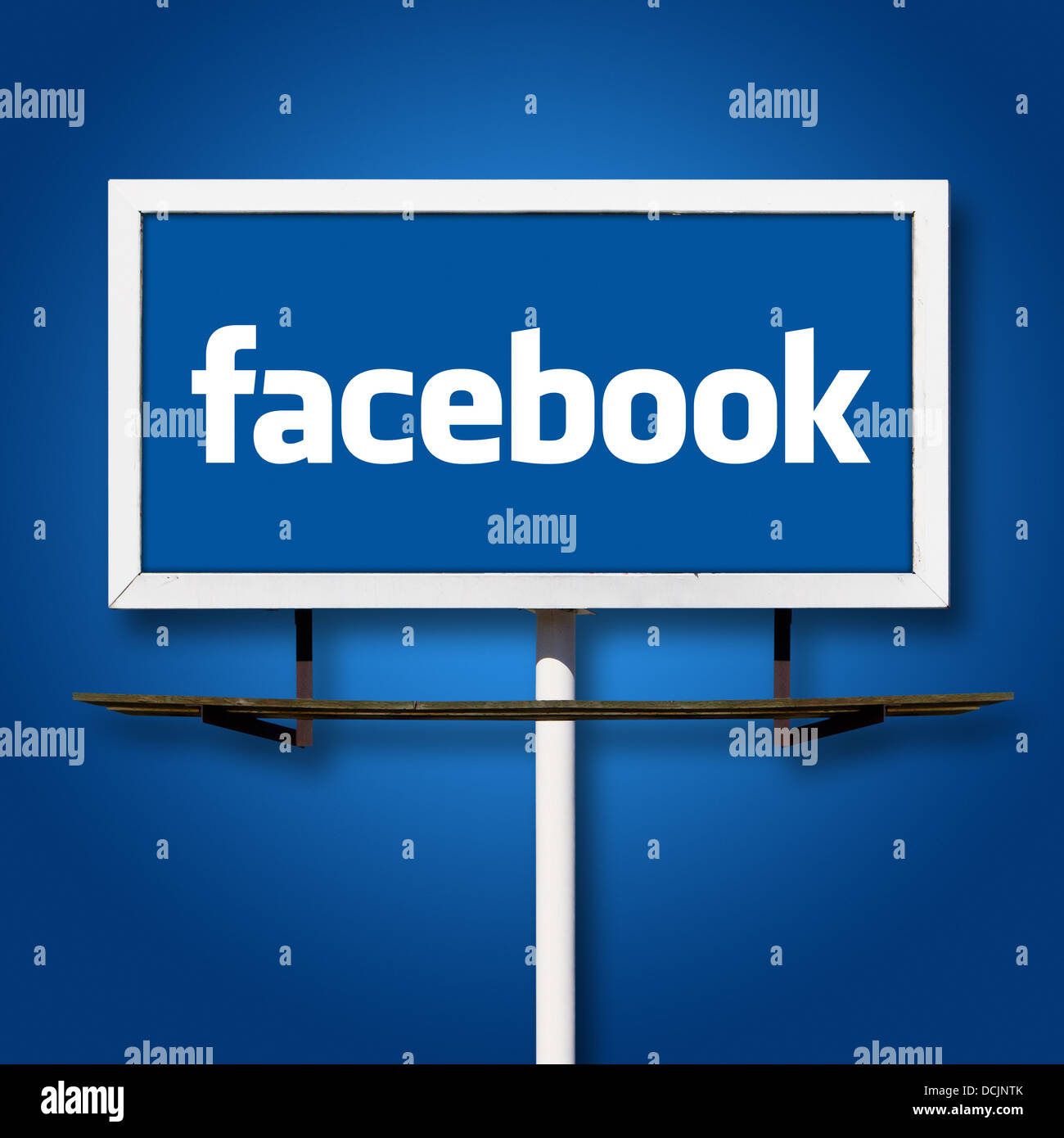 Facebook Billboard Werbeschild auf blauem Hintergrund Stockfoto
