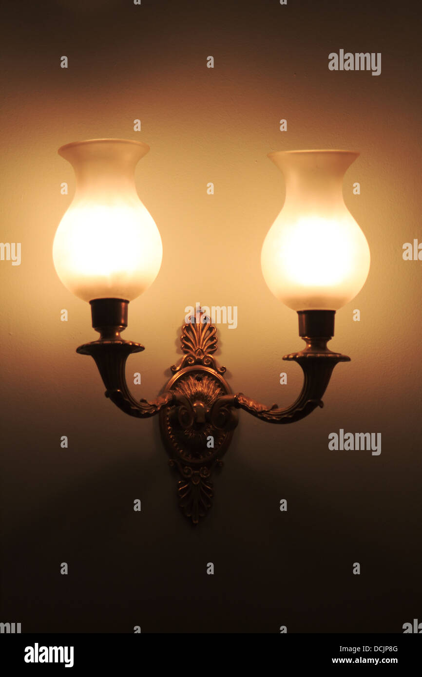 Traditionelle Gaslampen in geringem Umgebungslicht an einer Wand in einem historischen Haus montiert Stockfoto