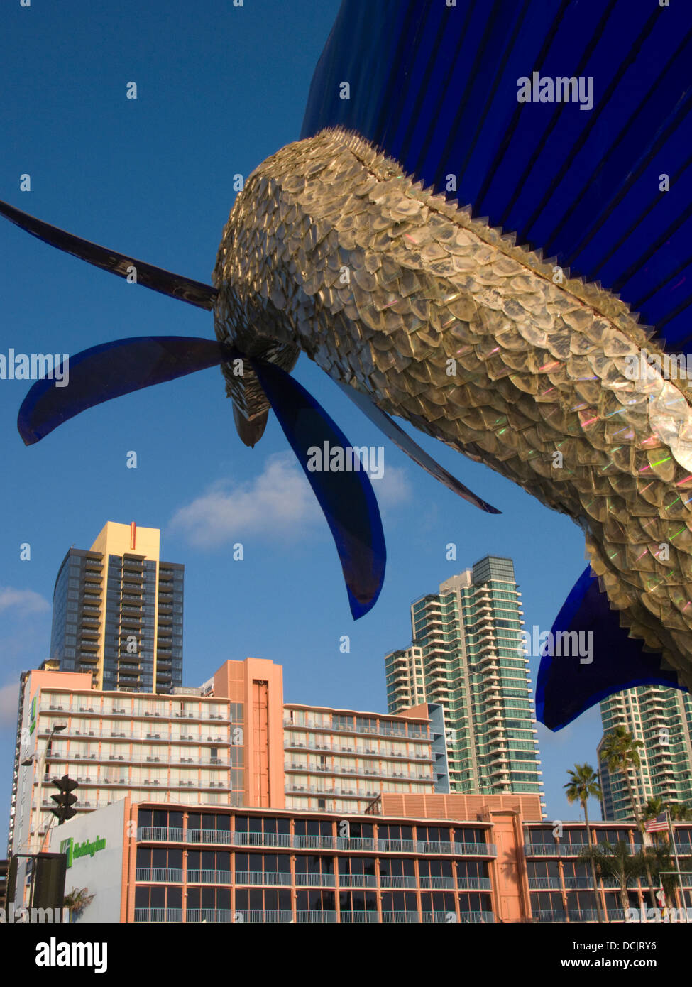 SCHWERTFISCH SKULPTUR NORTH HARBOR DRIVE SKYLINE VON DOWNTOWN SAN DIEGO KALIFORNIEN USA Stockfoto