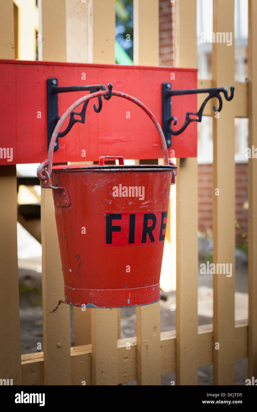 Feuer Eimer am neuen Somerset und Dorset Bahnhof, Midsomer Norton Stockfoto