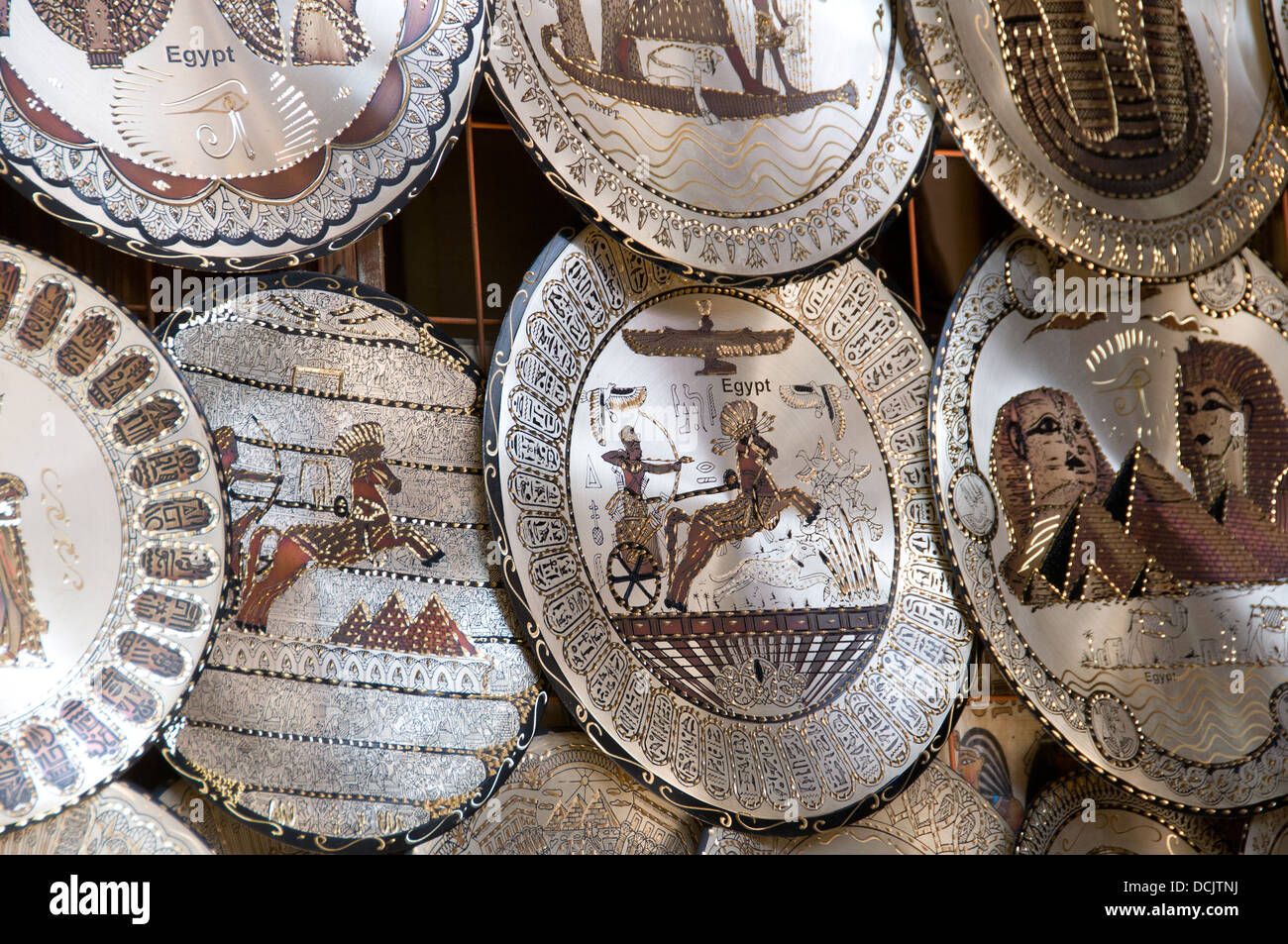 Platten für Touristen im Khan El Khalili Markt Cairo graviert Stockfoto