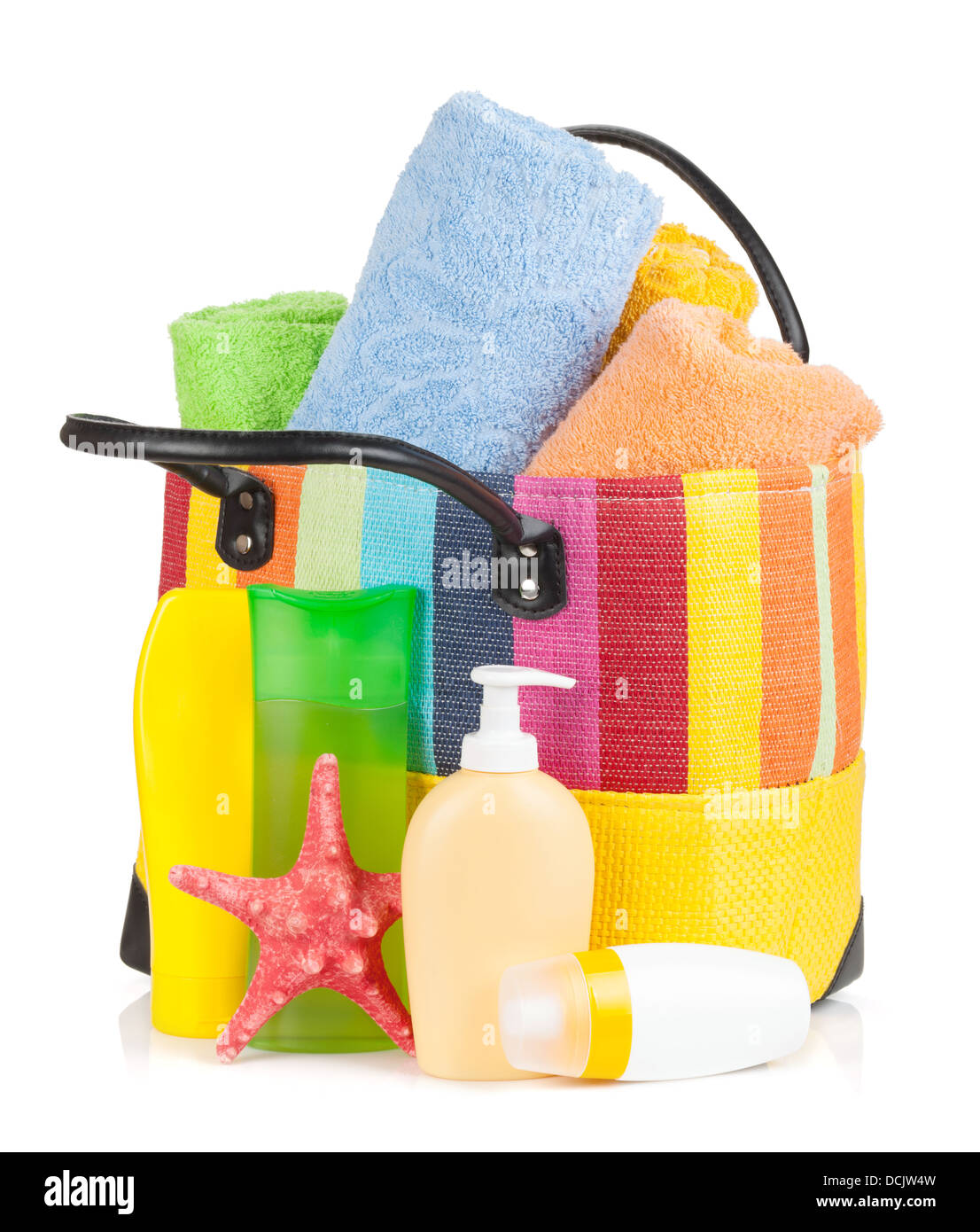 Tasche mit Handtüchern, Sonnenbrille und Strandzubehör. Isoliert auf weißem Hintergrund Stockfoto