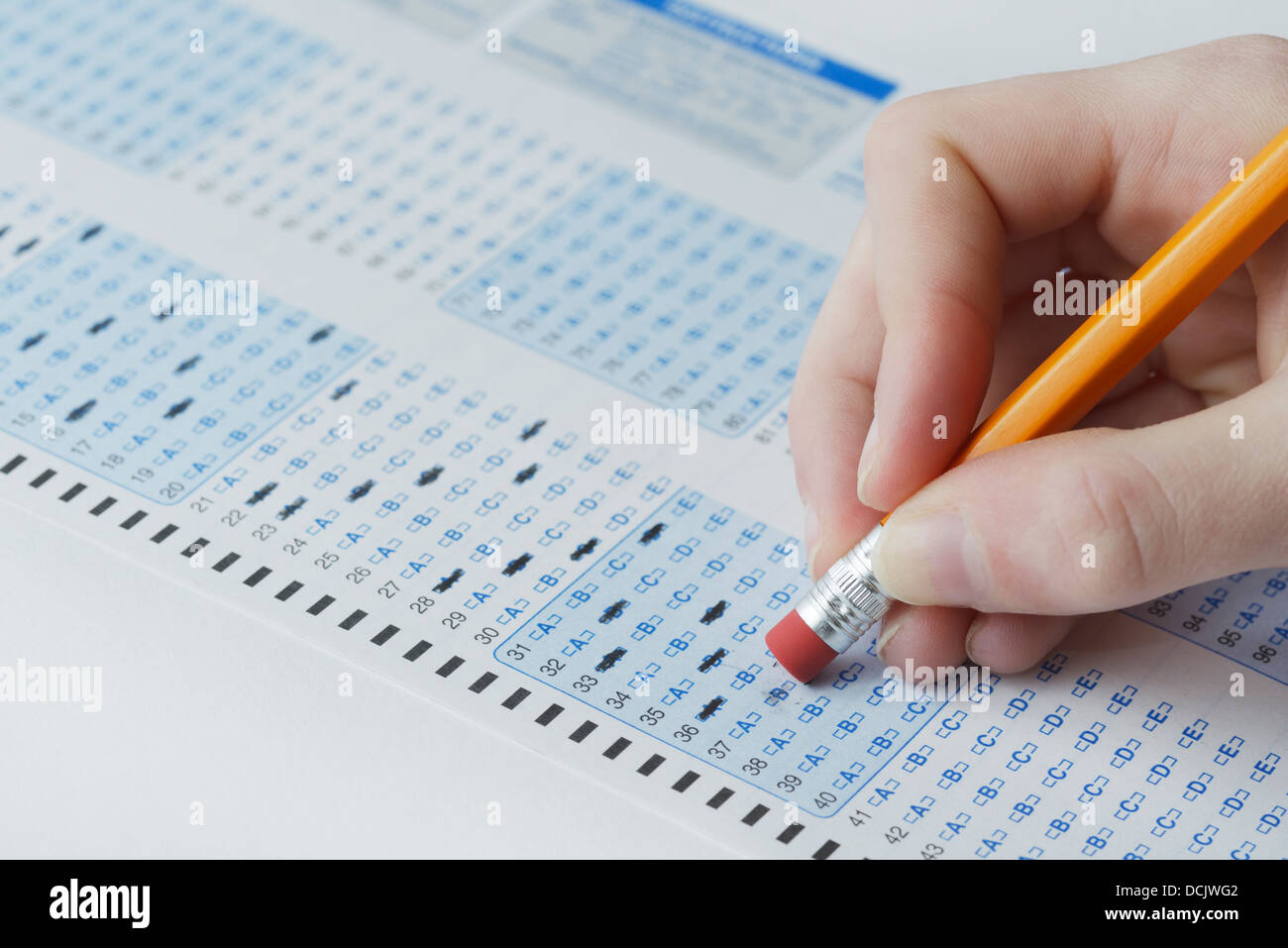 Optische Abtastung Antwortbogen für eine Schule Prüfung mit Student Antwort löschen Stockfoto