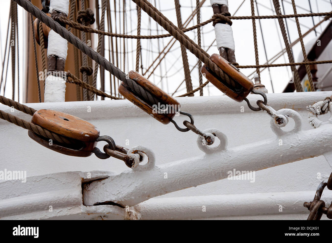 Segelboot-Riemenscheibe und Seile-detail Stockfoto