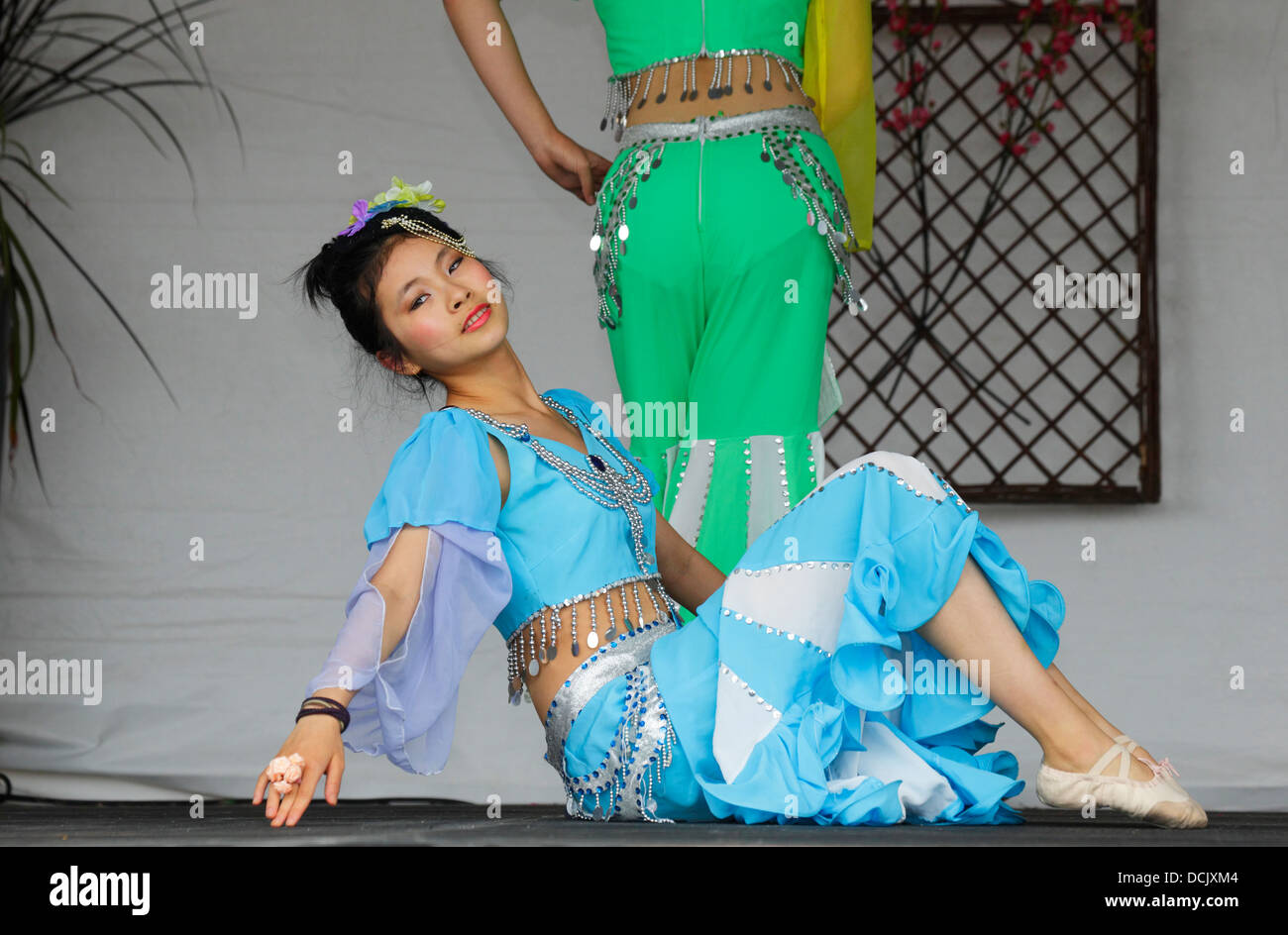 Ocean Regen chinesischen Tänzerinnen auf 2013 Dragonboat Festival-Victoria, British Columbia, Kanada. Stockfoto