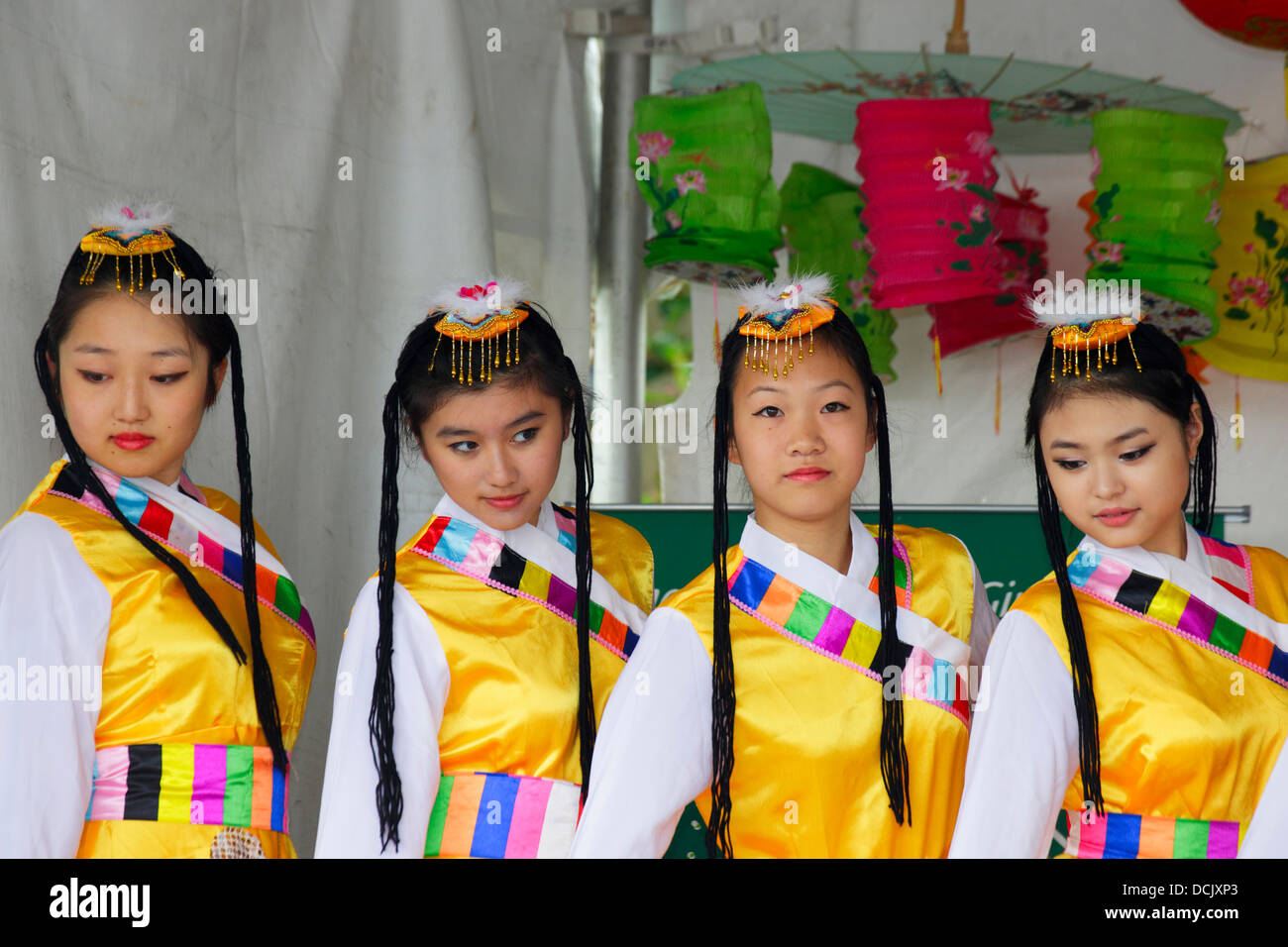 Ocean Regen chinesischen Tänzerinnen auf 2013 Dragonboat Festival-Victoria, British Columbia, Kanada. Stockfoto