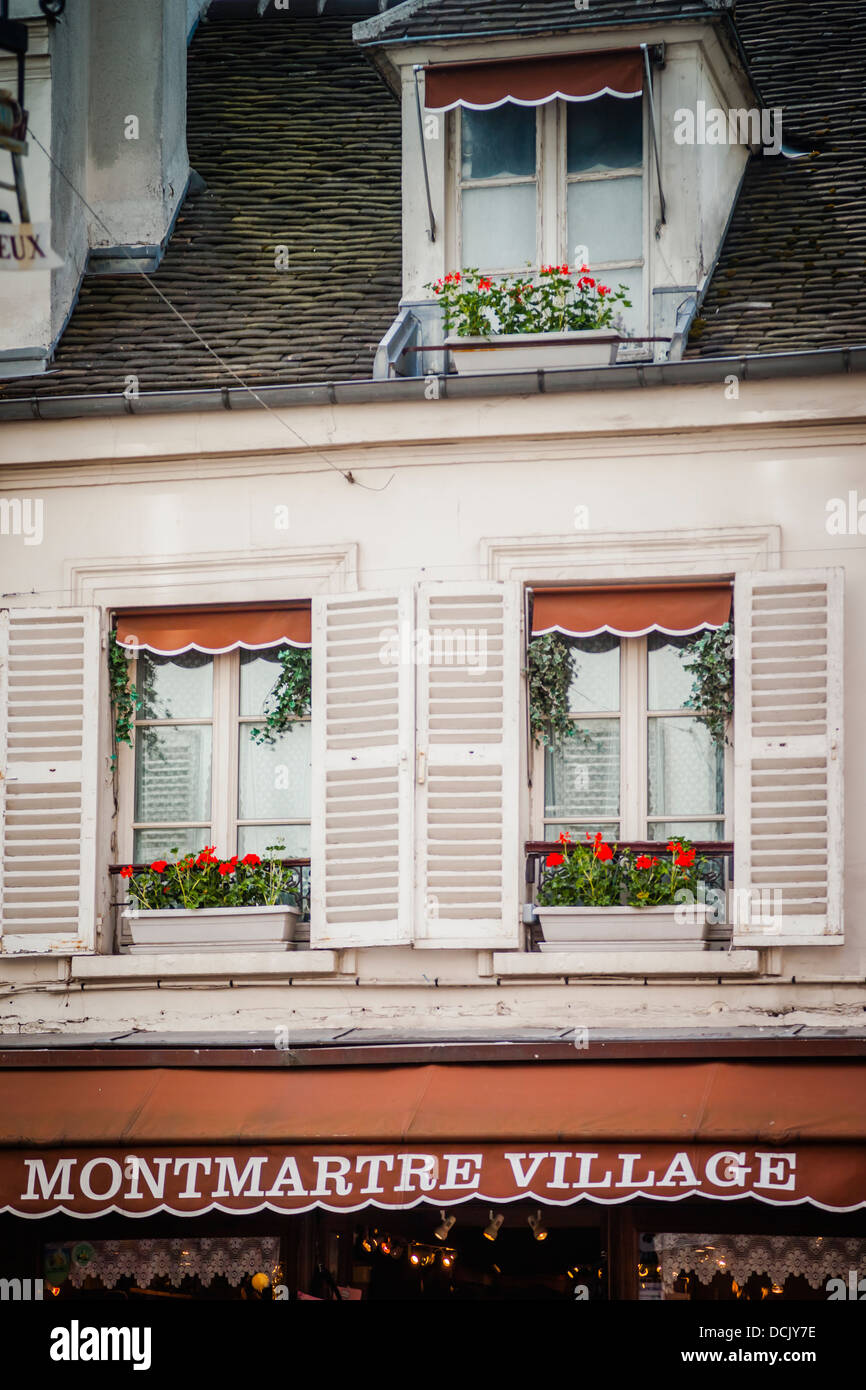 Home Fenster und Fensterläden über einem touristischen Geschäft im Dorf Montmartre, Paris Frankreich Stockfoto