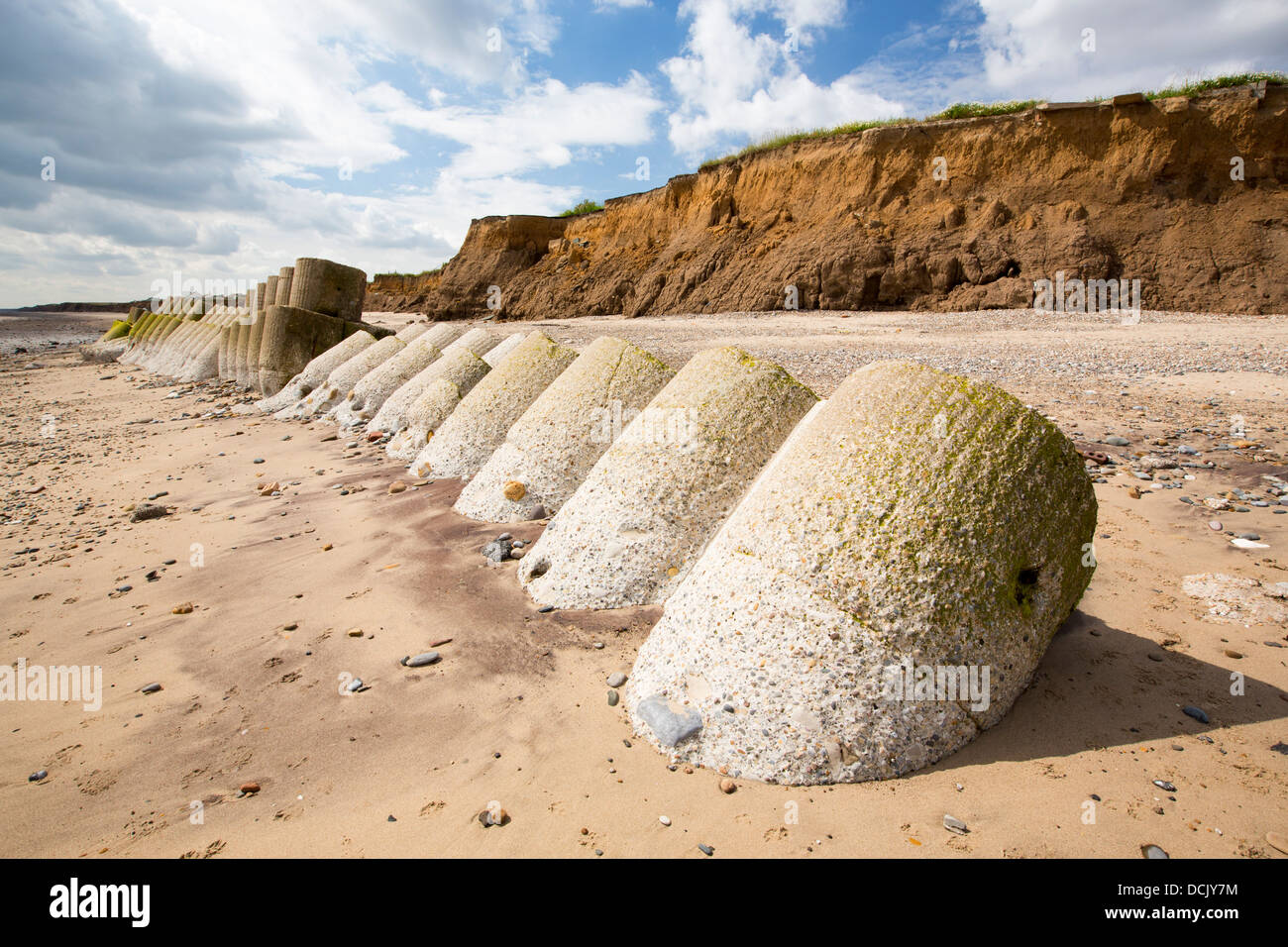 Zertrümmerte konkrete Küstenschutzes an Ulrome in der Nähe von Skipsea auf Yorkshires Ostküste, UK. Stockfoto