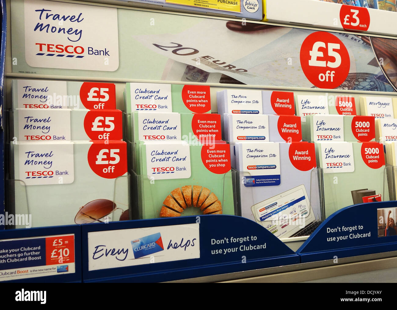 Tesco finanzielle Flugblätter an einer Shop-Kasse Stockfoto