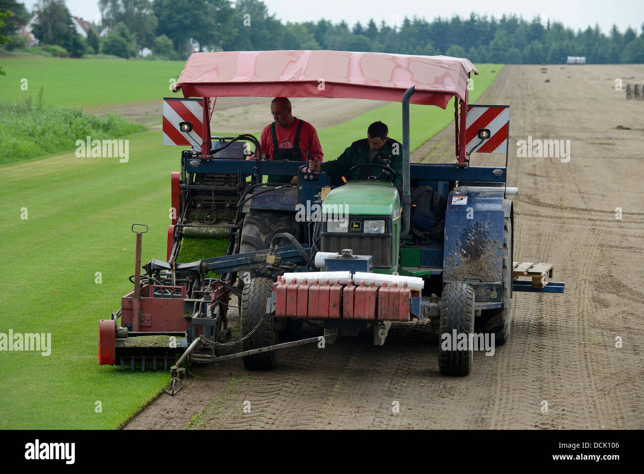 Deutschland senken Saxonia, Anbau von rollenden Rasen, Rasen Schälmaschine mit John Deere Traktor Stockfoto