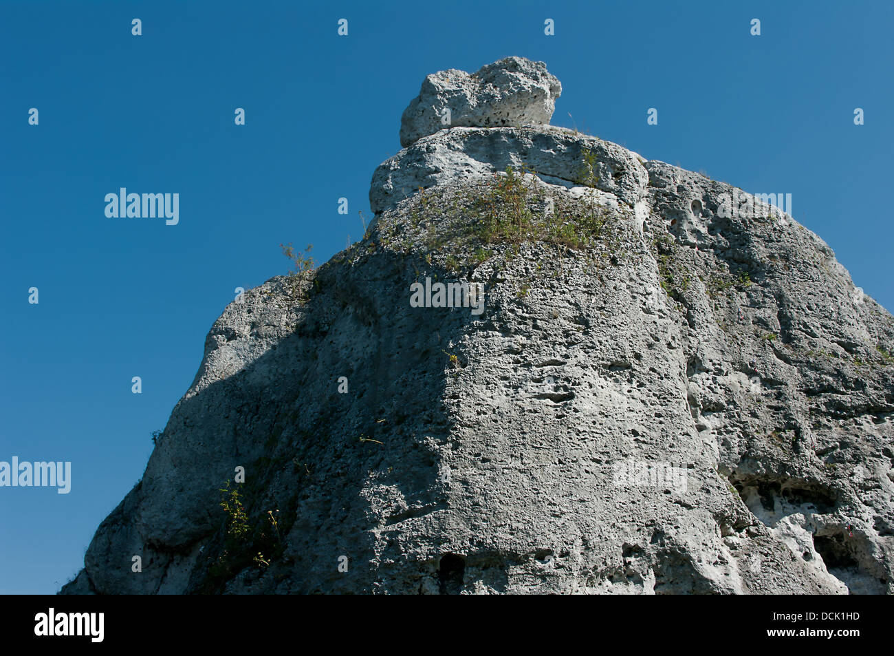 Hohe Felsen auf welche Menschen klettern. Stockfoto