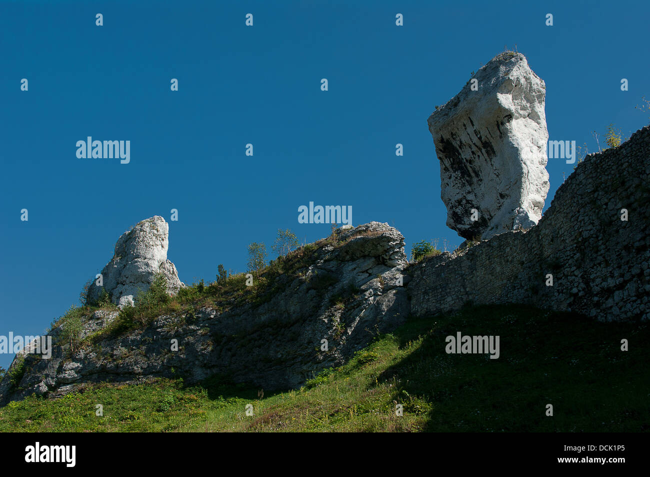 Hohe Felsen auf welche Menschen klettern. Stockfoto