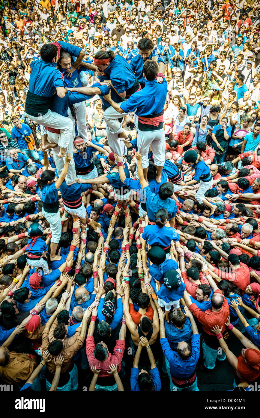 Barcelona, Spanien. 18. August 2013. 18. August 2013. Barcelona, Spanien: Die Castellers De La Vila de Gracia Build einen menschlichen Turm 5 de 8' in der zweiten Runde des Tages vor Gracias Rathaus Castellers © Matthi/Alamy Live-Nachrichten Stockfoto