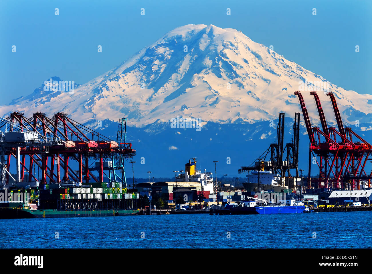 Seattle Port mit roten Kräne und Schiffe Lastkähne Pier und Dock Mount Rainier im Hintergrund Stockfoto