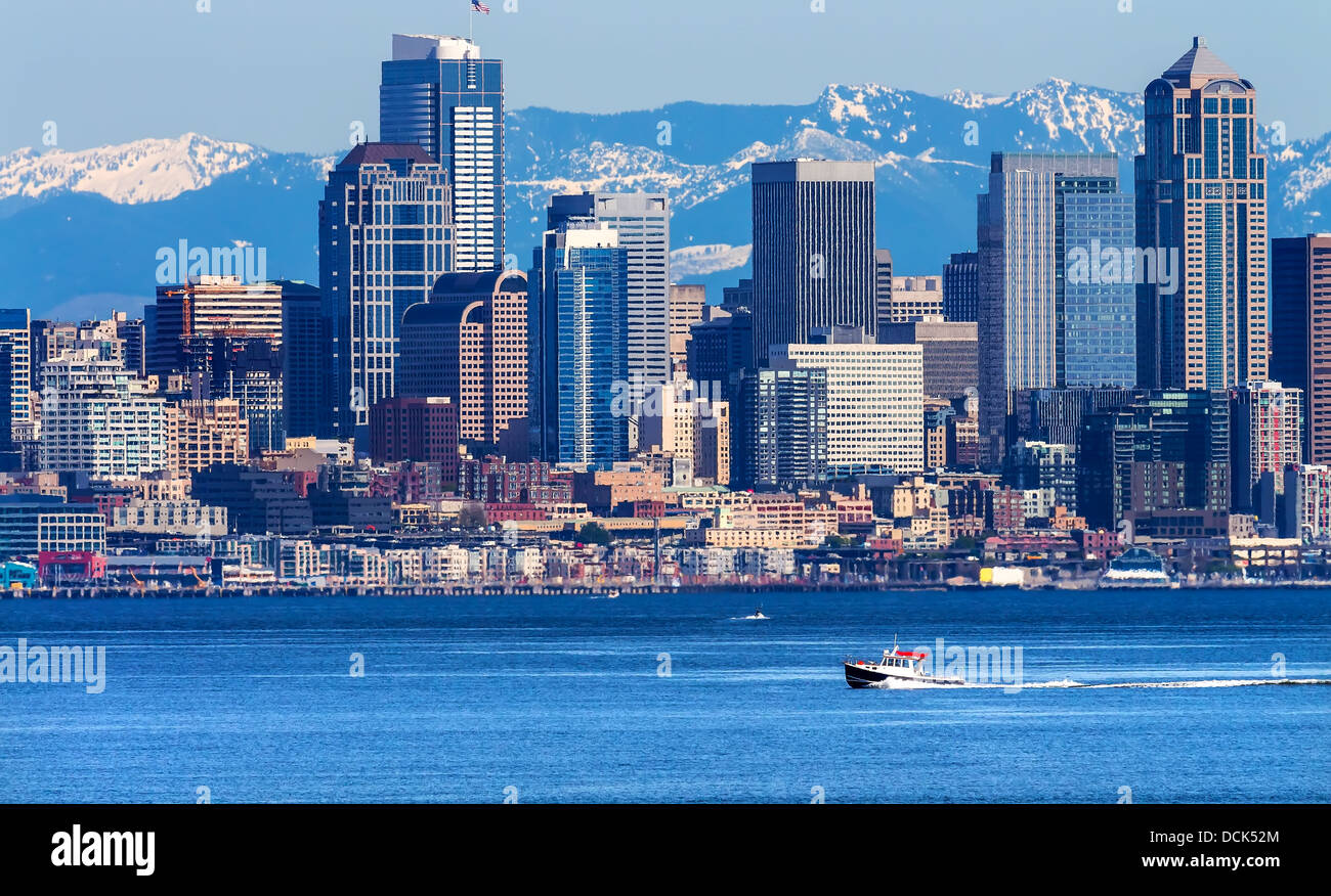 Seattle Skyline Motorboot Puget Sound Cascade Mountains Staat Washington Pacific Northwest Stockfoto