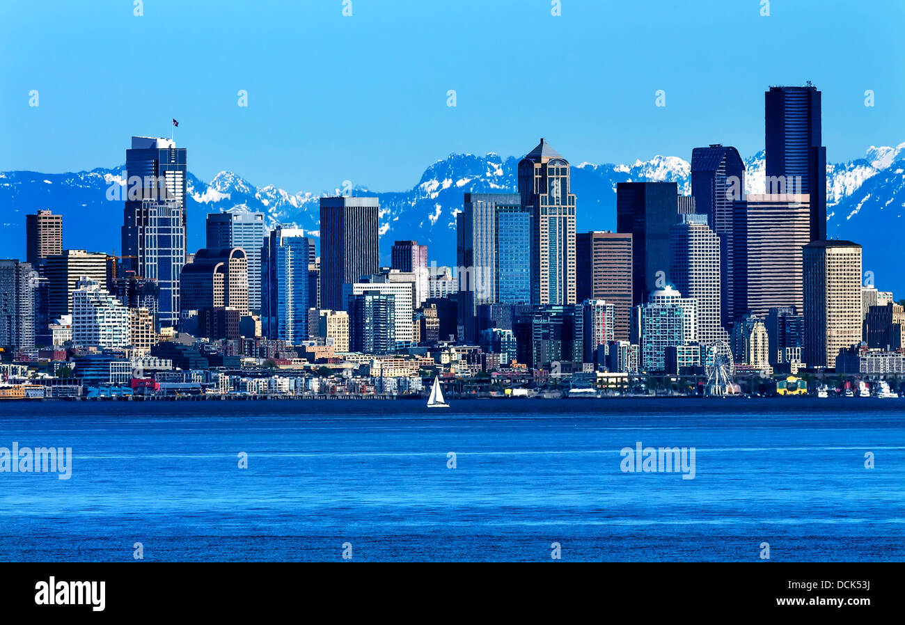 Seattle Skyline Segelboot Puget Sound Cascade Mountains Staat Washington Pacific Northwest Stockfoto
