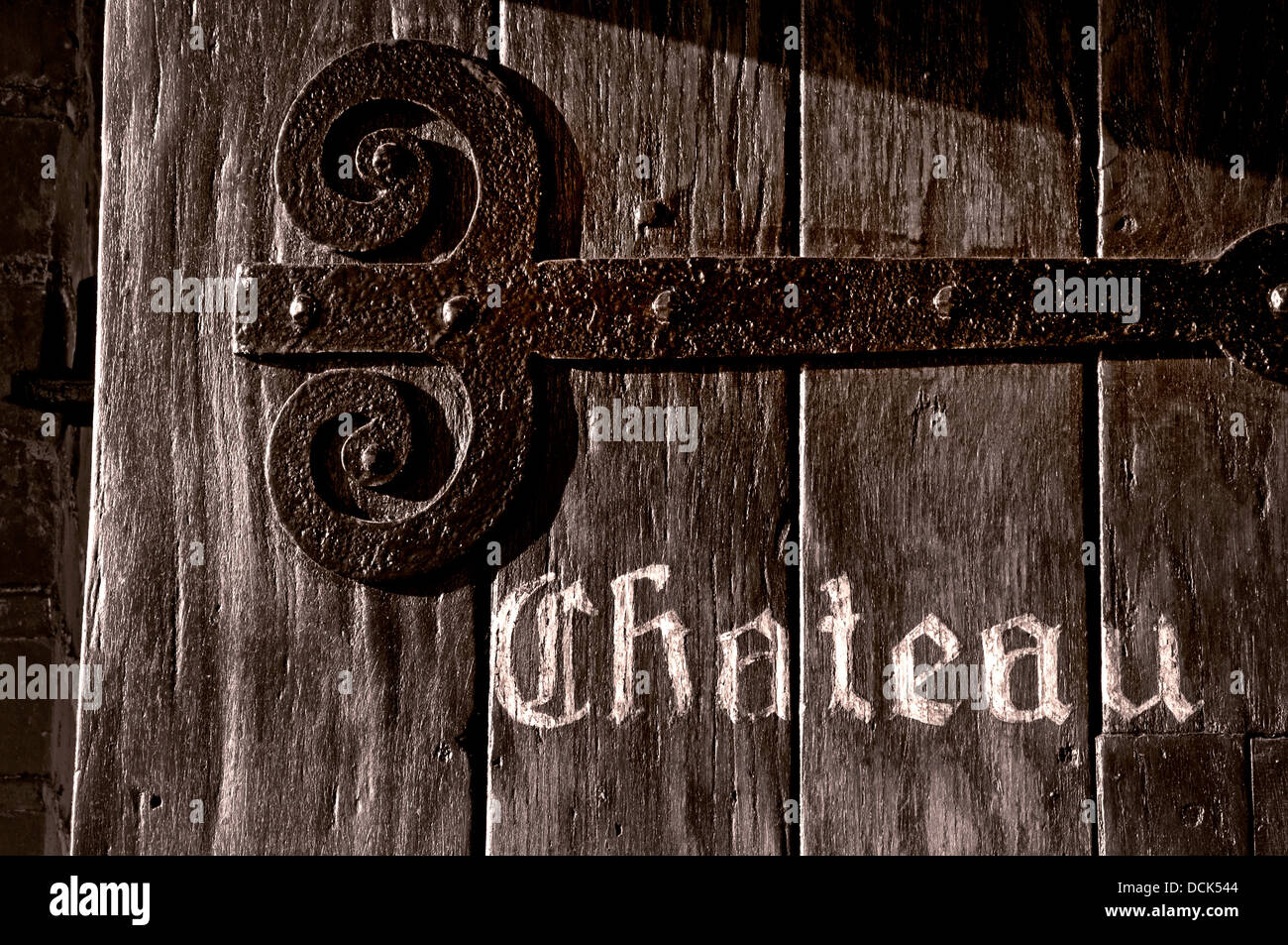 CHATEAU TÜR SCHILD B & W getönte Retro Behandlung von alten verwitterten rustikalen alten historischen Holz strukturiert Eingangstür zu typischen Französisch Chateau Stockfoto