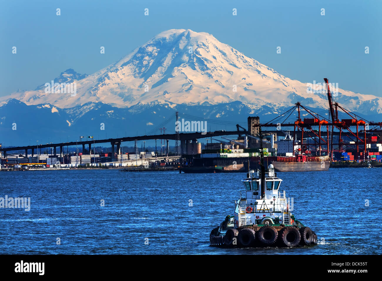 Tug Seattle Bootshafen mit rote Kräne West Seattle Brücke und Mount Rainier im Hintergrund Washington Stockfoto