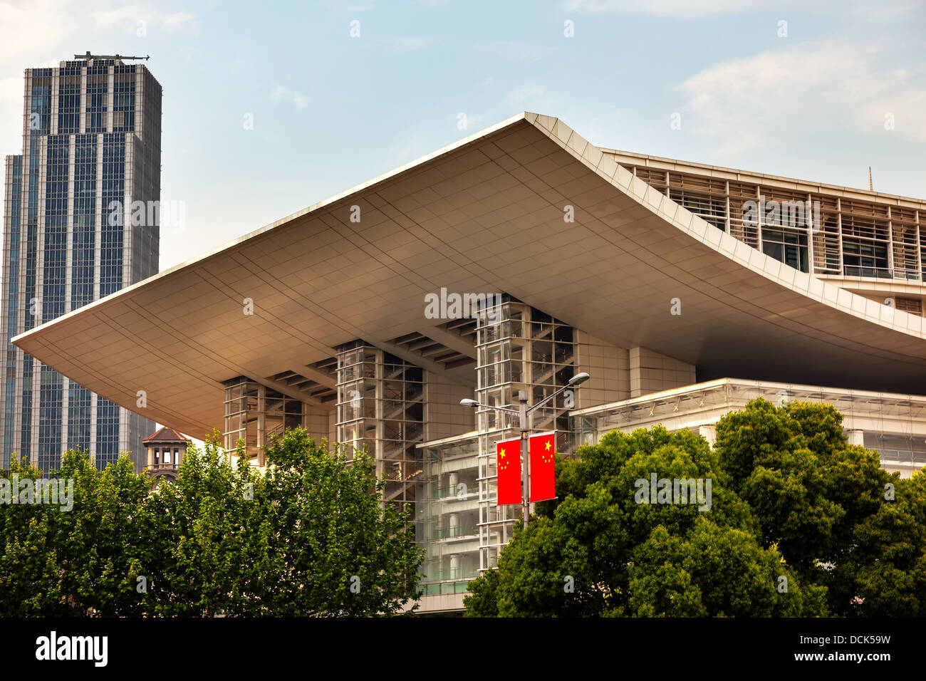 Grand Opera House moderne Theatergebäude Menschen Platz in Shanghai mit Flagge Stockfoto