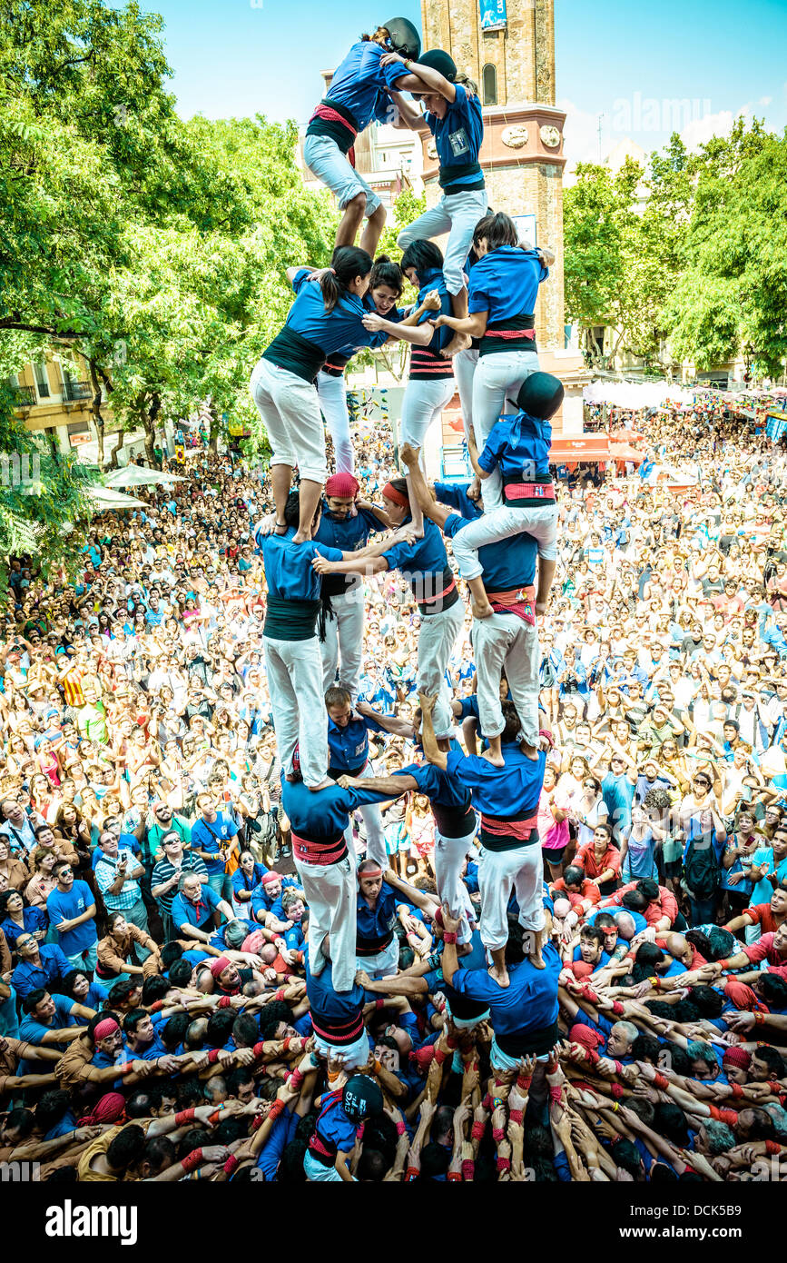 Barcelona, Spanien. 18. August 2013. 18. August 2013. Barcelona, Spanien: Der menschliche Turm, 5 de 8' von der Castellers De La Vila de Gracia Start ins Schwingen, als sie es in die zweite demontieren Runde des Tages vor Gracias Rathaus Castellers © Matthi/Alamy Live-Nachrichten Stockfoto