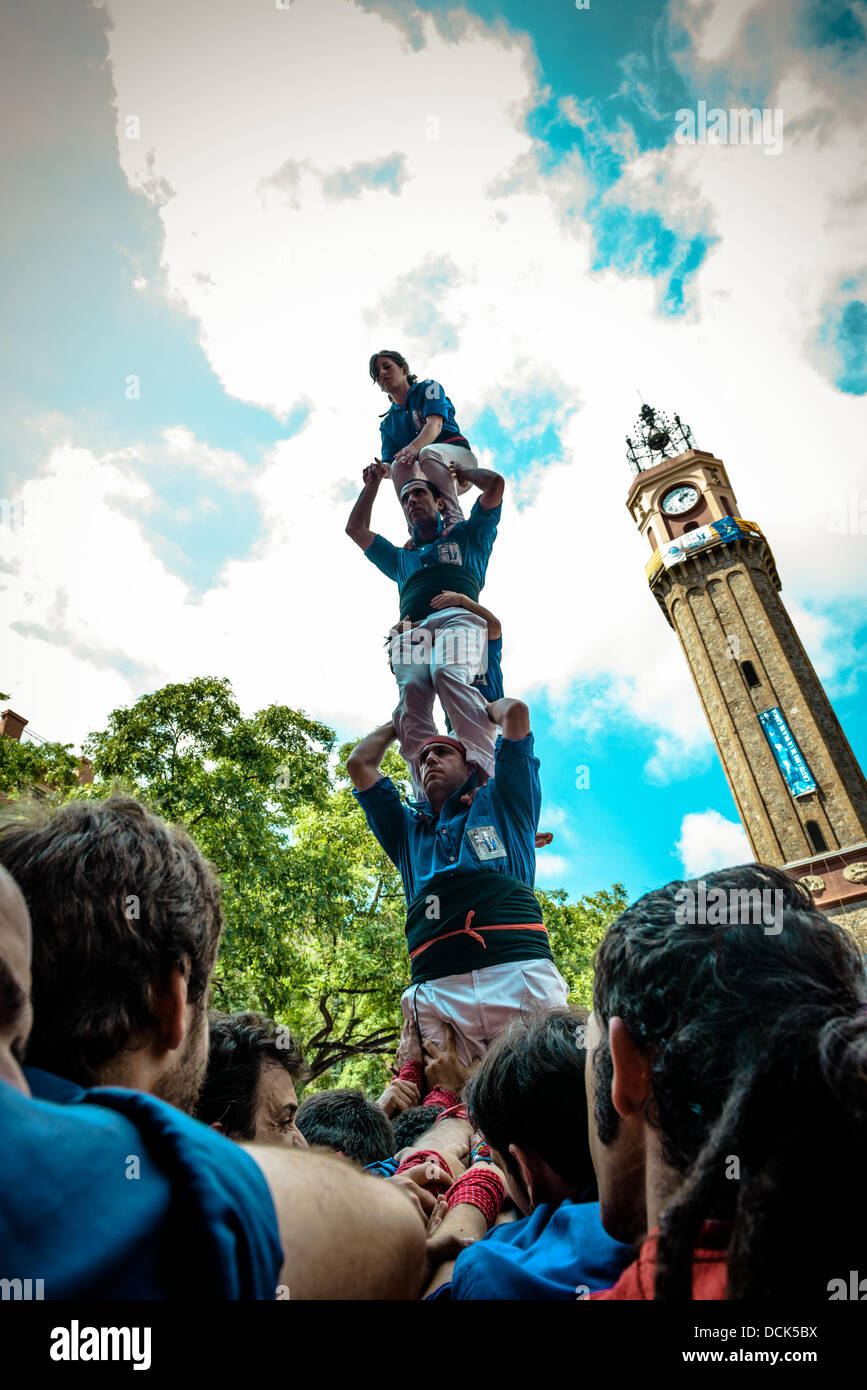 Barcelona, Spanien. 18. August 2013. 18. August 2013. Barcelona, Spanien: Die Castellers De La Vila de Gracia eine good-bye-Säule zu bauen, wie die Castellers-Tag für die Festa Major de Gracia 2013 gesperrt wurde durch einen schweren Unfall verursacht © Matthi/Alamy Live-Nachrichten Stockfoto