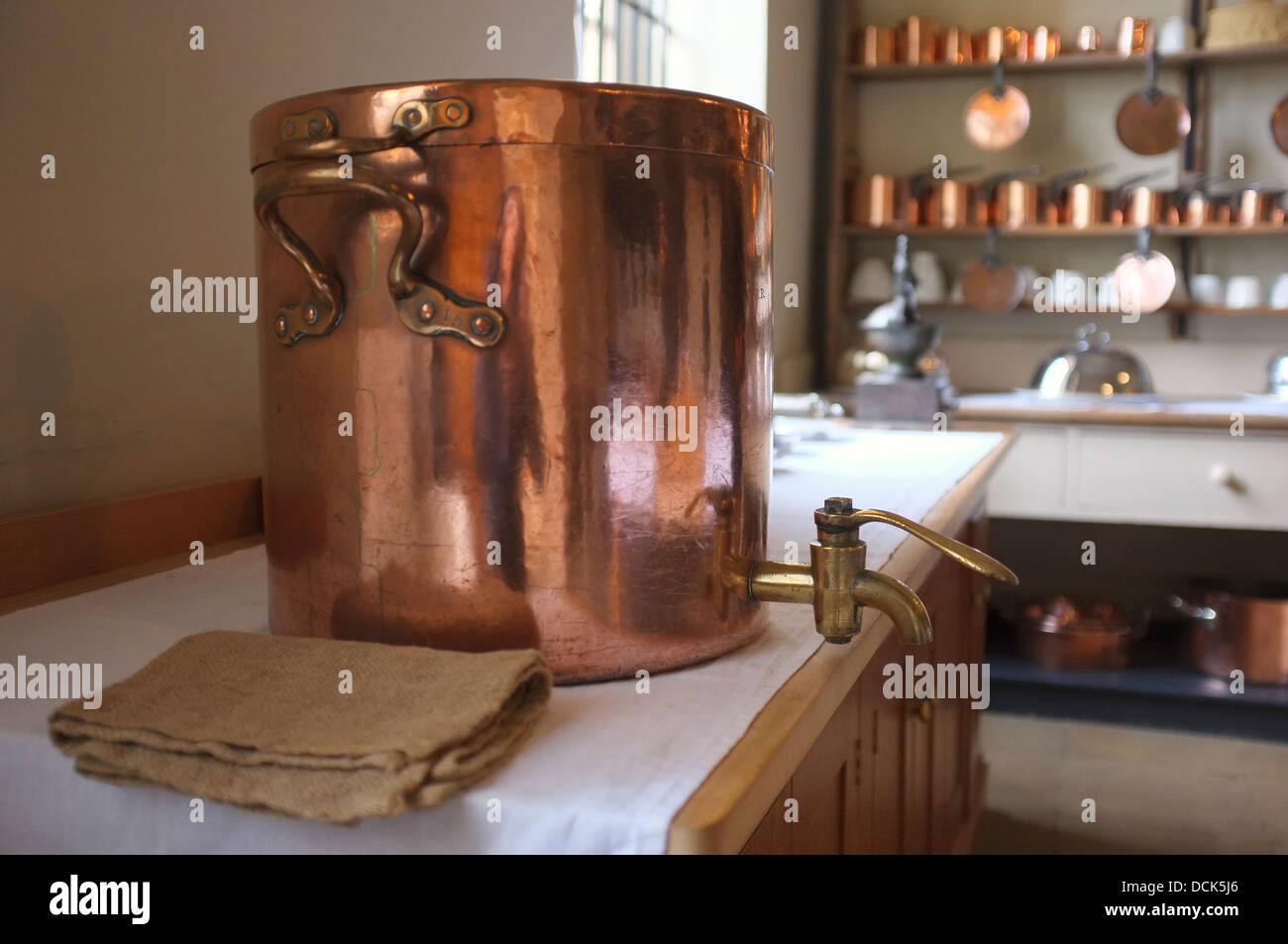 Viktorianische Küche mit Kupfer Tee Urne auf sideboard Stockfoto