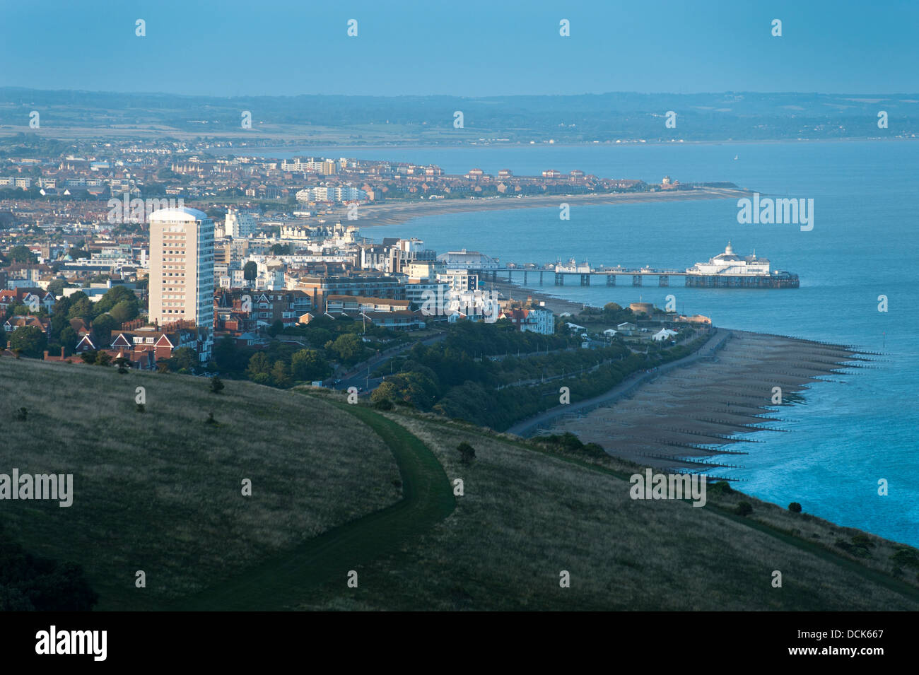 Der englischen Küstenstadt Eastbourne in der Grafschaft East Sussex, von der nahe gelegenen South Downs Way gesehen. England, UK. Stockfoto