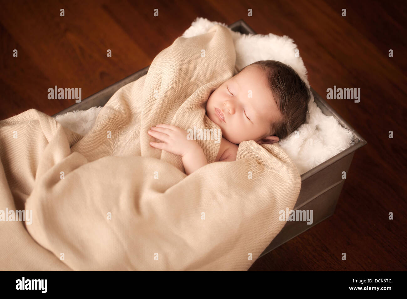 Neugeborenes Baby in einer Metallbox Stockfoto