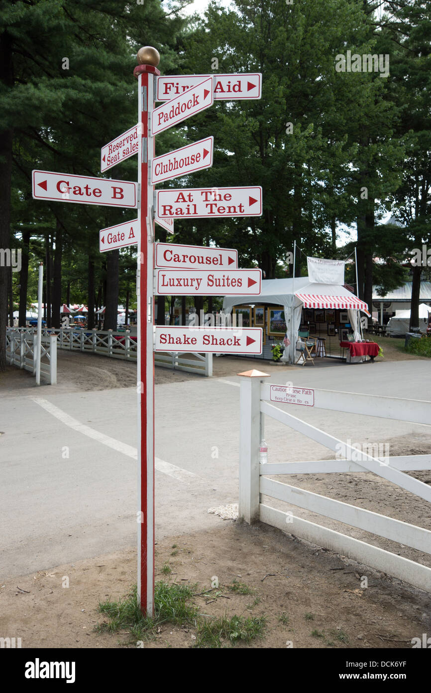 Schild weist den Weg in Saratoga Raceway, die älteste Pferderennbahn in den Vereinigten Staaten. Stockfoto