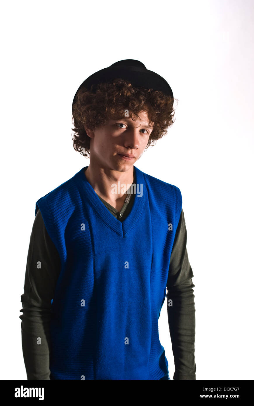 Junge modische Mann mit blauen Pullover schwarz Hut mit lockigem Haar Stockfoto