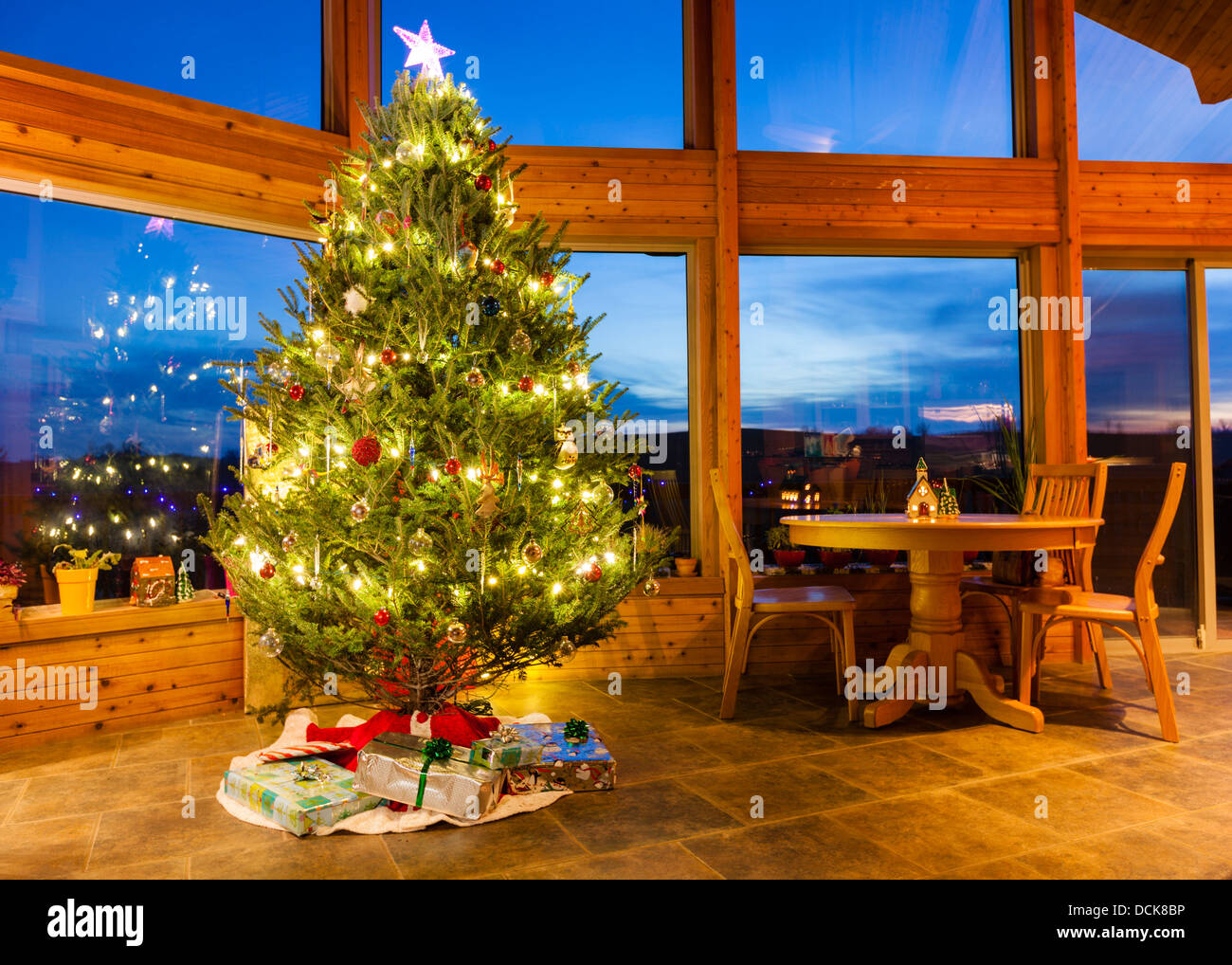 Weihnachtsbaum in einem modernen Haus mit großen Fenstern Stockfoto