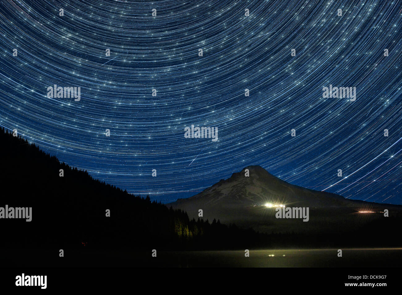 Sternspuren über Mount Hood an Trillium Lake Oregon mit Perseiden-Meteore Stockfoto