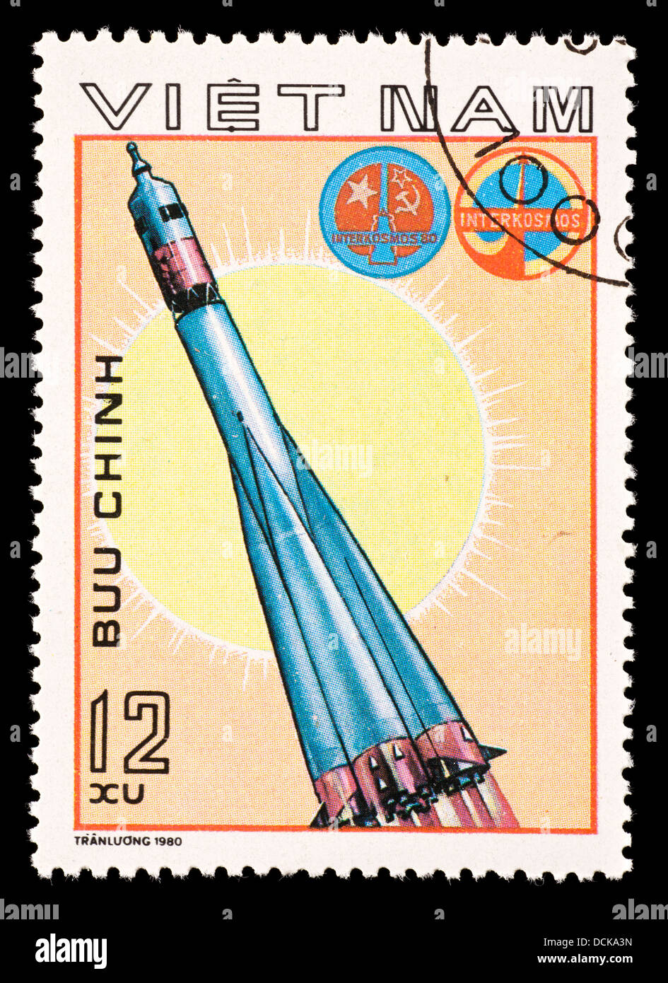 Briefmarke aus Vietnam, die Darstellung einer Sojus 37 auf einen Raketenantrieb. Stockfoto