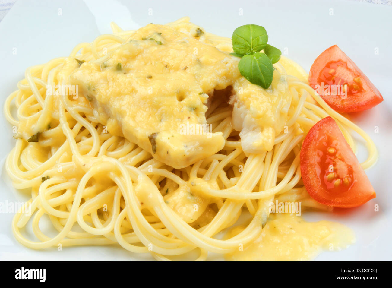Kabeljau-Steak mit hausgemachten Nudeln auf einem Teller Stockfoto